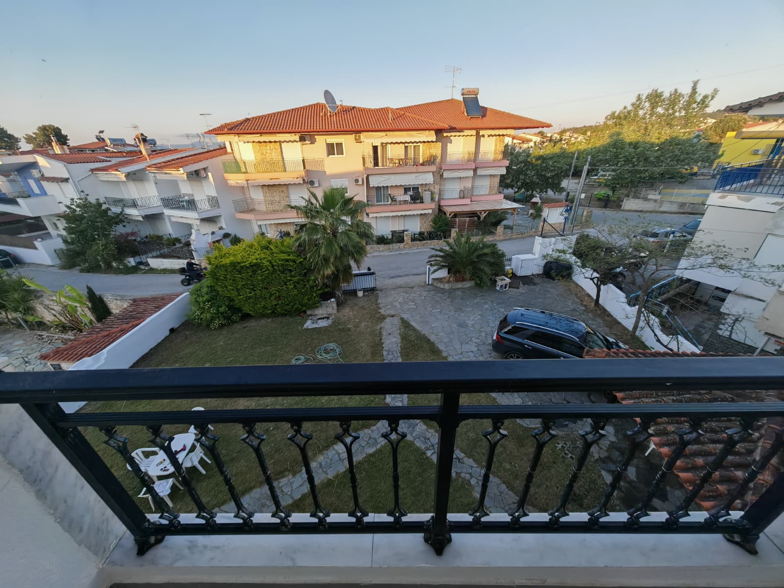 Dvoriste sa terase apartmana